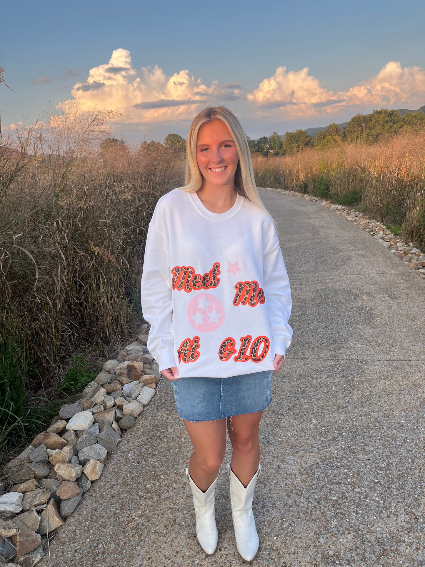 MEET ME AT G10 CREWNECK